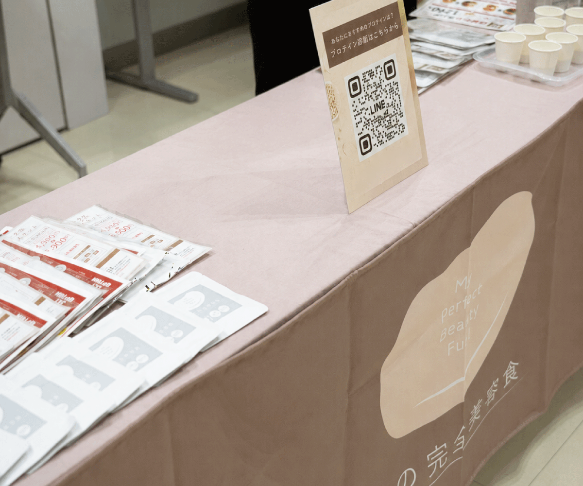 社員食堂に設置したソイプロテイン「私の完全美容食」の試飲会ブース