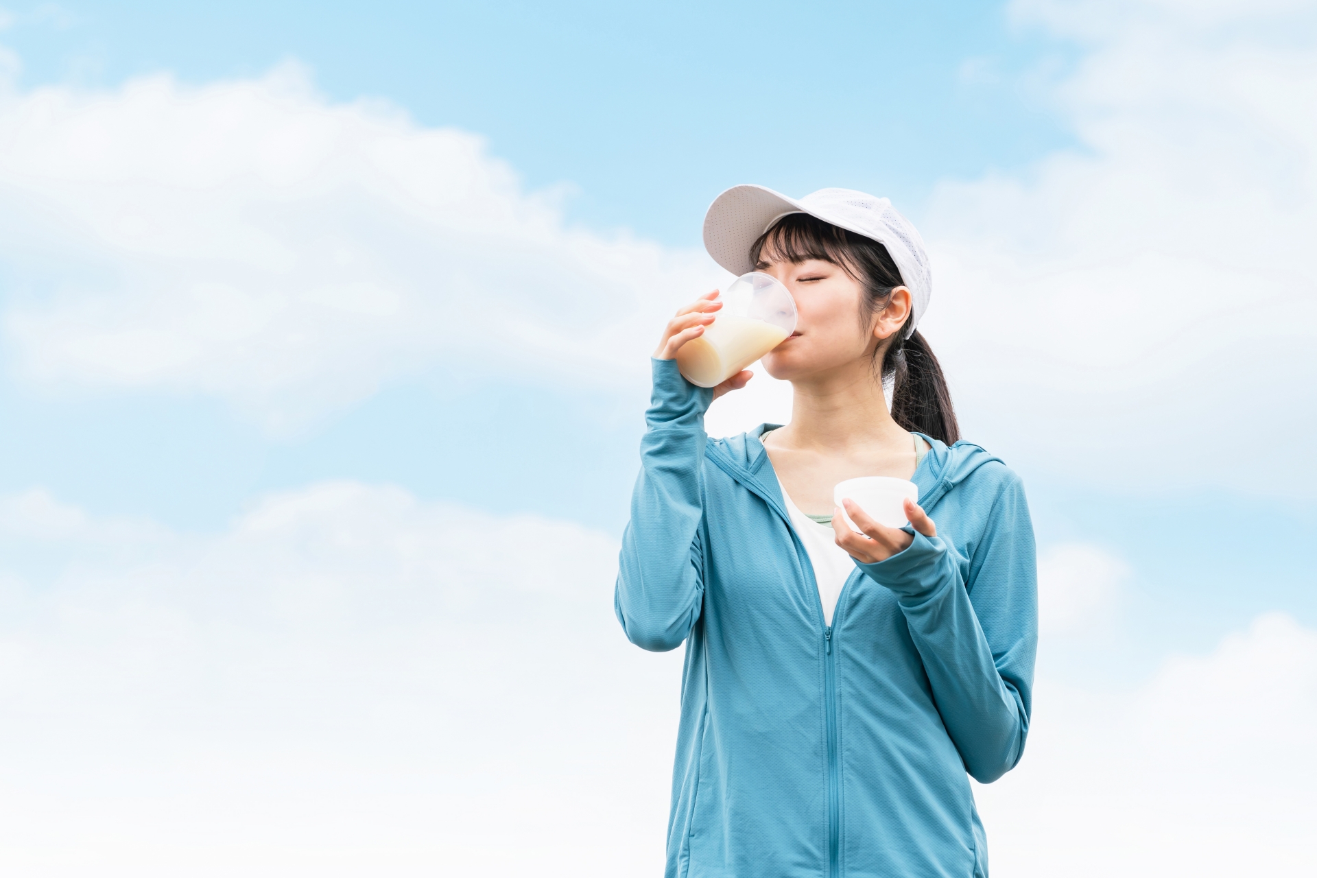 プロテインを飲む女性