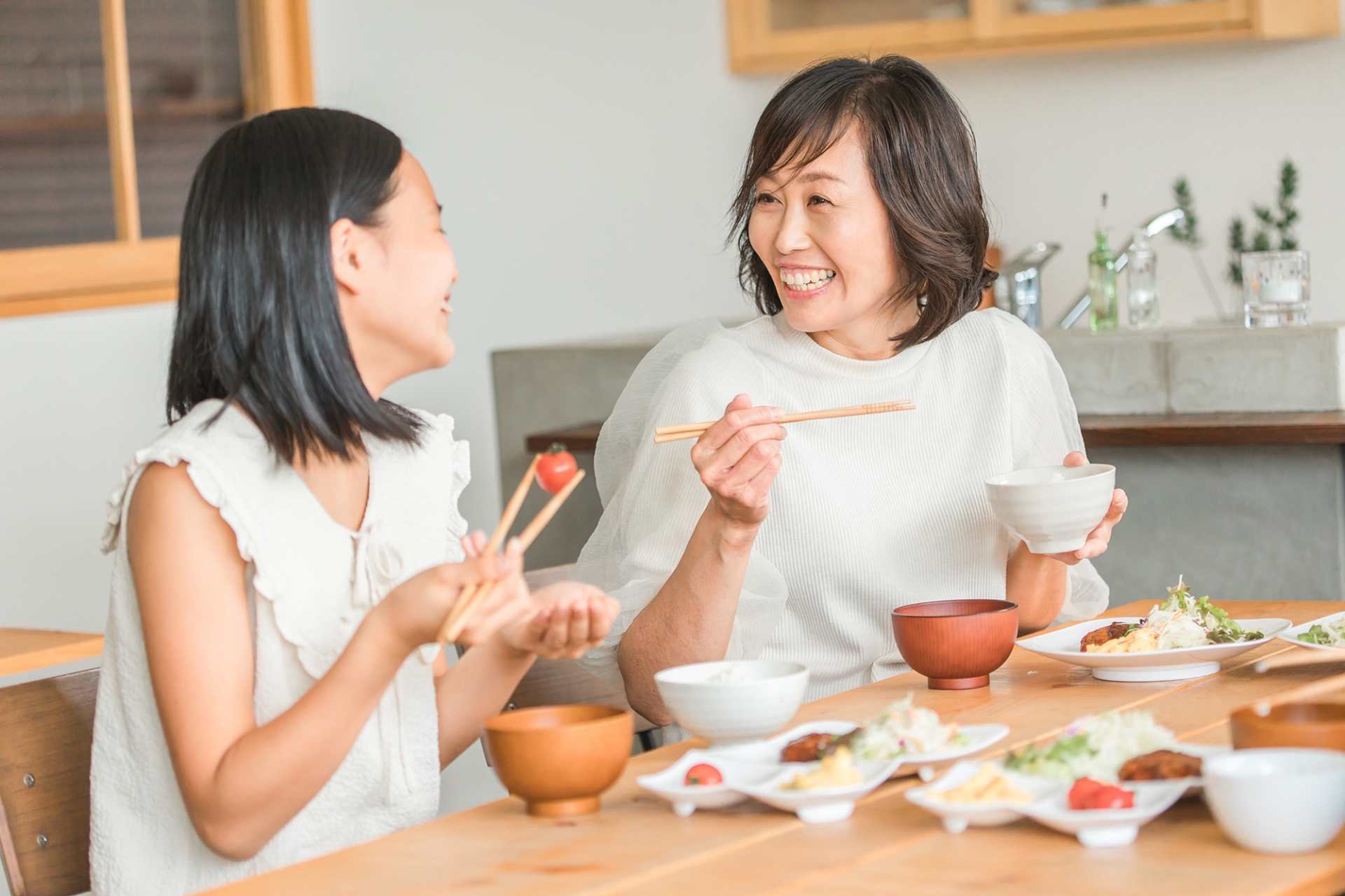 食事をする女性