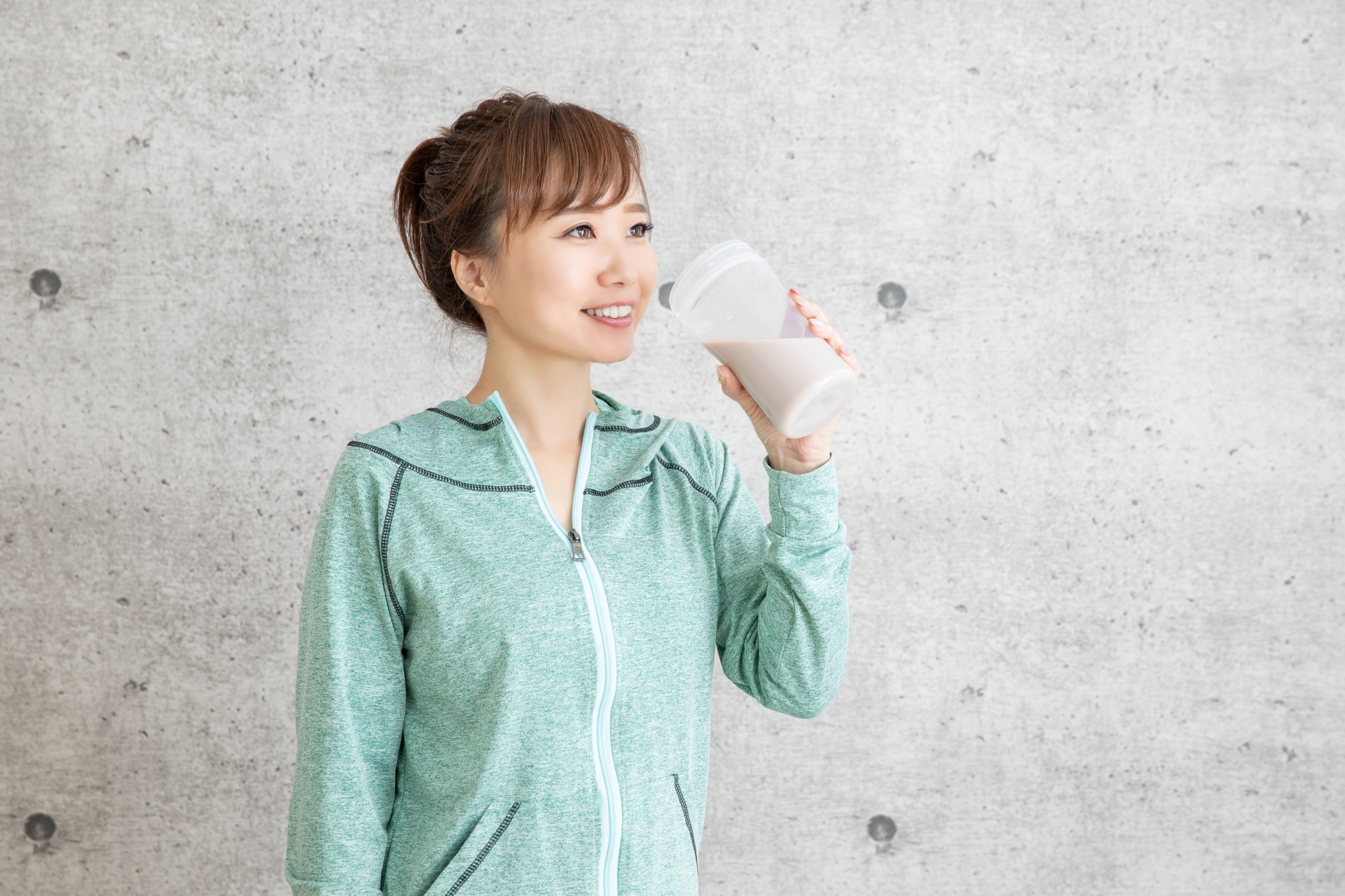 プロテインを飲む女性